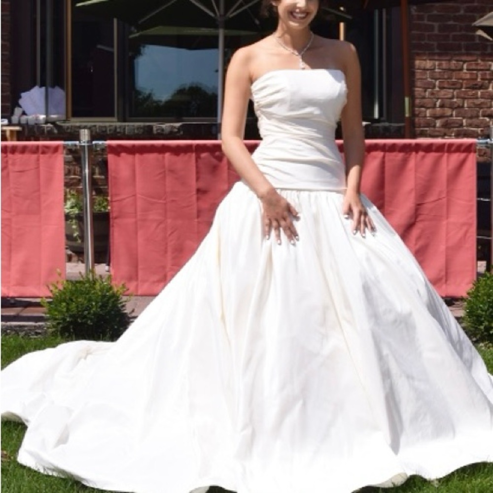 Elegant Strapless White Wedding Dress